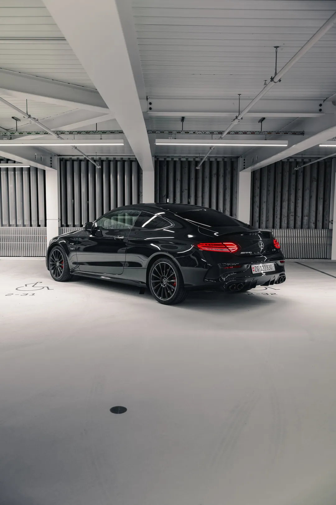 Mercedes-AMG C 43 Coupé von hinten in heller Tiefgarage
