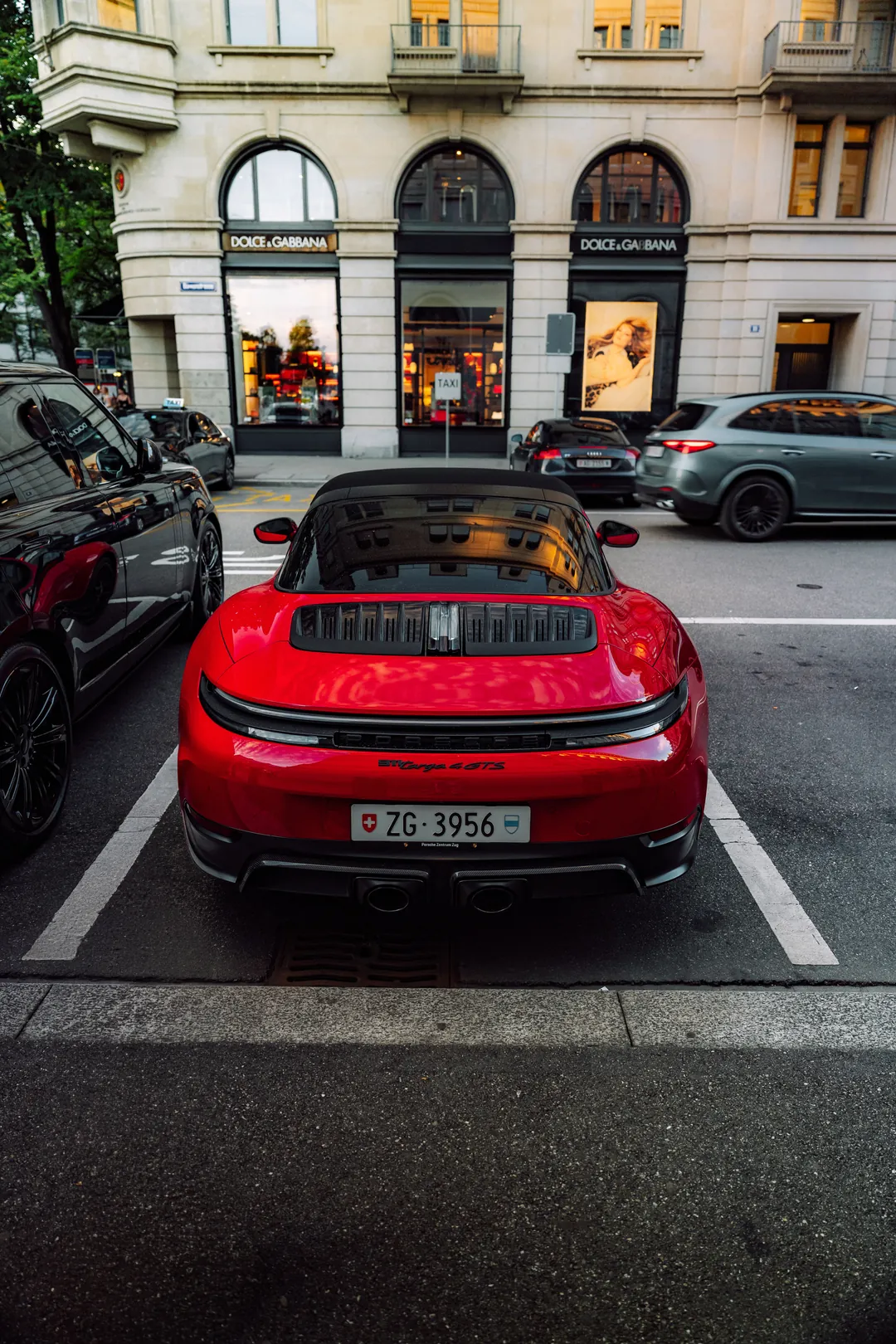 Roter Porsche 911 Targa vor einer Boutique