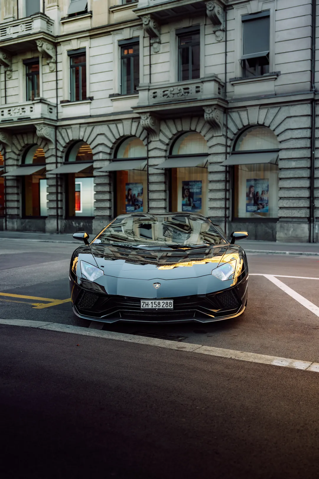 Schwarzer Lamborghini Aventador in der Stadt, fotografiert von SPECLINE