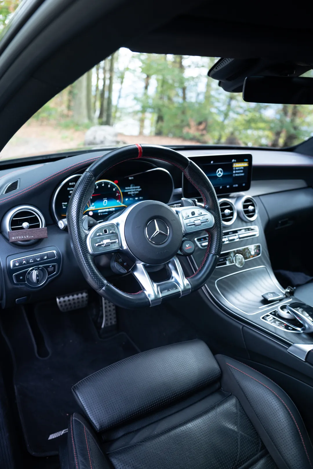 AMG-Lenkrad und Cockpit eines Mercedes-AMG C 43