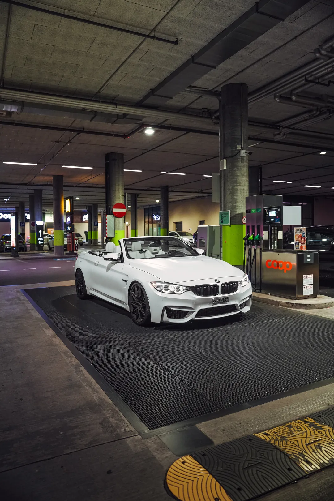 Weisses BMW M4 Cabrio in der Tiefgarage